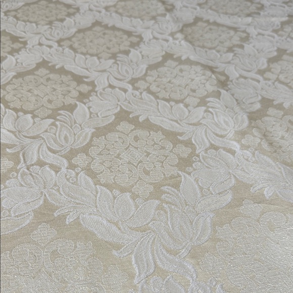 Waterford Linens by Design elegant floral Brocade Damask  tablecloth 120x68 - Picture 1 of 10